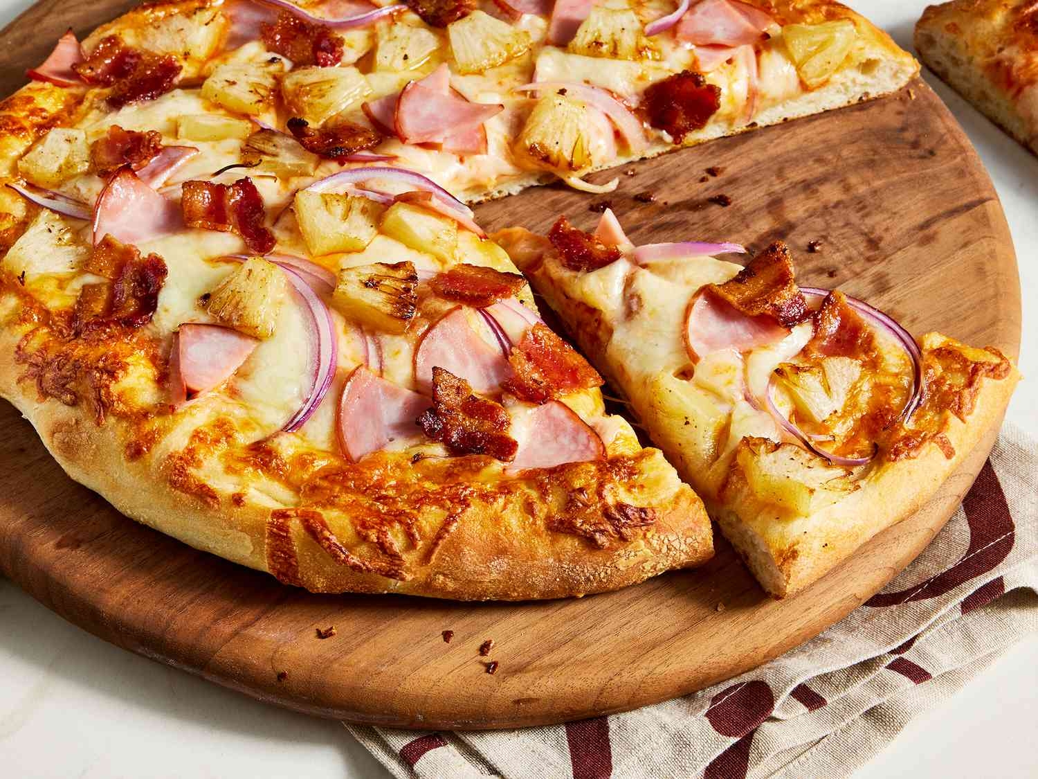 Papa Gino (Paradicsom, sajt, oregánó, bacon, kolbász, hagyma, papria)(A,C,G) - Tomaten, Käse, Oregano, Speck, Wurst, Zwiebeln, Paprika - Tomato, cheese, oregano, bacon, sausage, onion, paprika